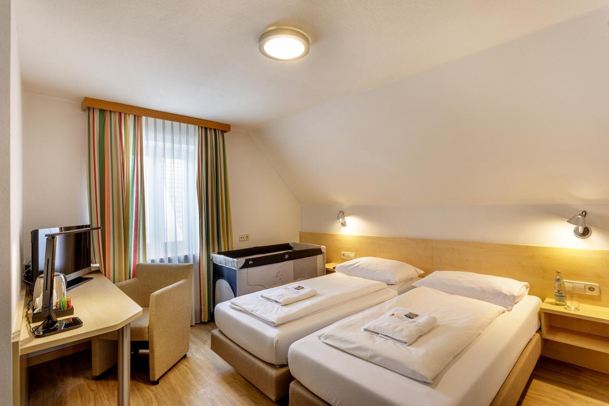 Hotel Zum Loewen Weißenhorn Buitenkant foto