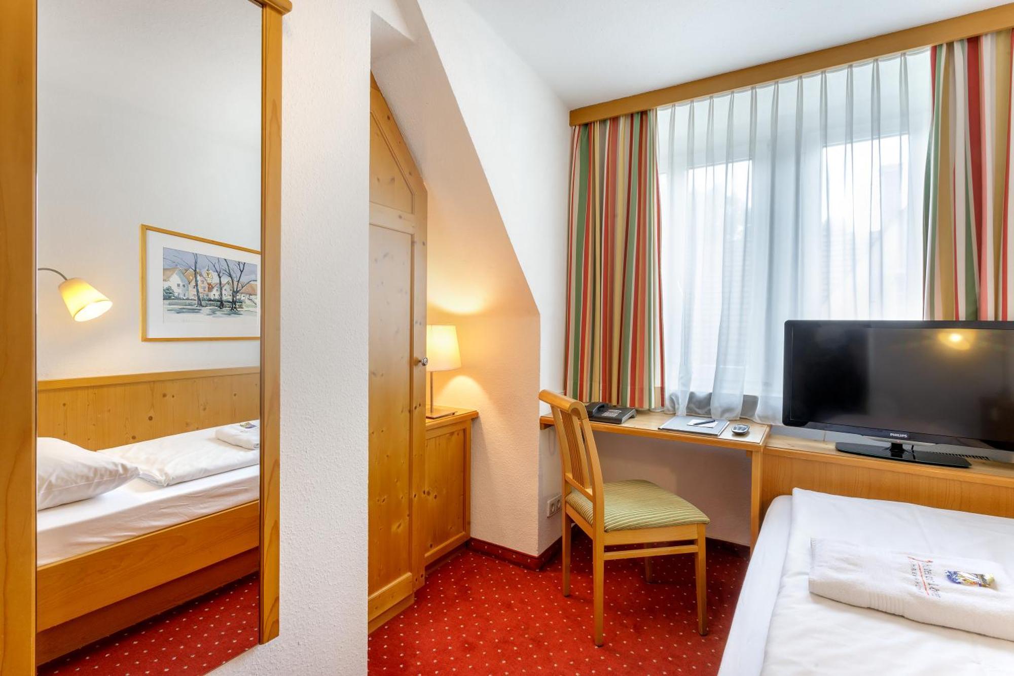 Hotel Zum Loewen Weißenhorn Buitenkant foto