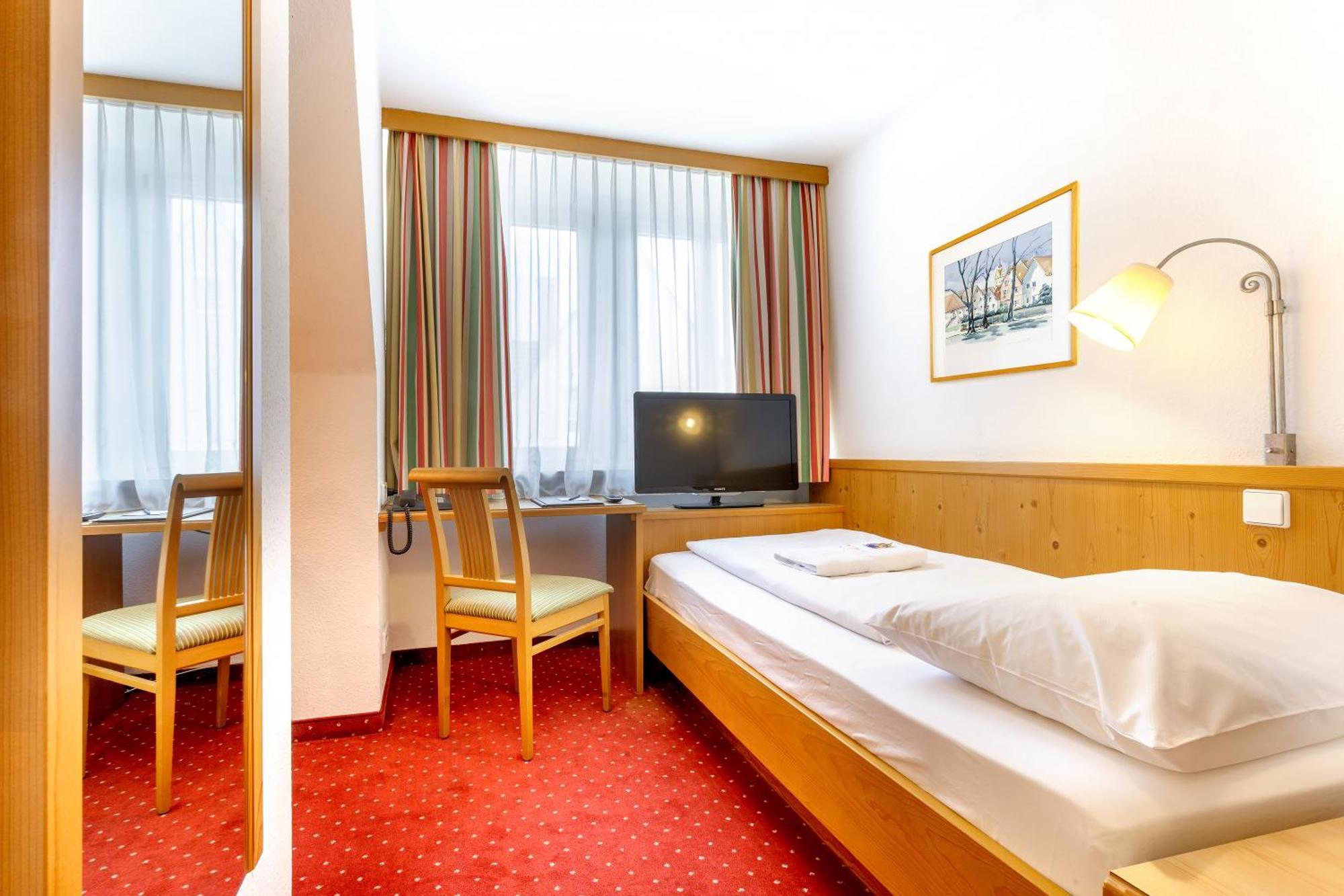 Hotel Zum Loewen Weißenhorn Buitenkant foto