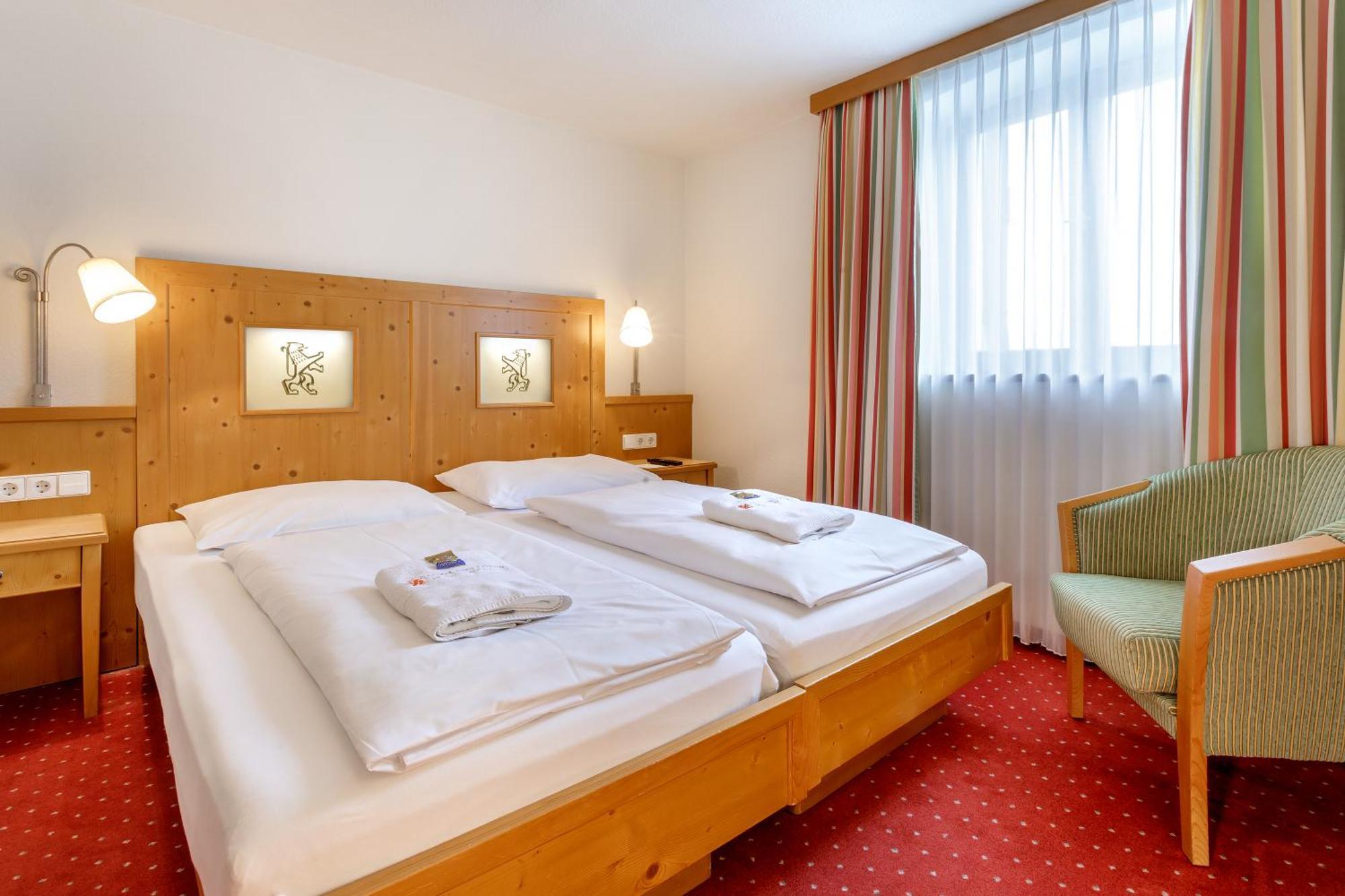 Hotel Zum Loewen Weißenhorn Buitenkant foto