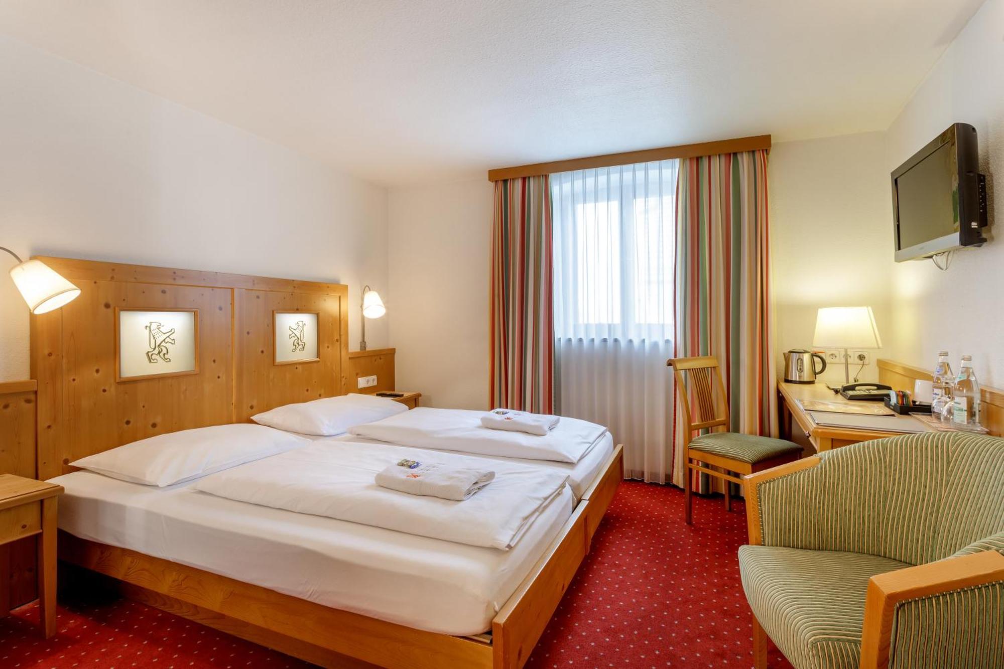 Hotel Zum Loewen Weißenhorn Buitenkant foto