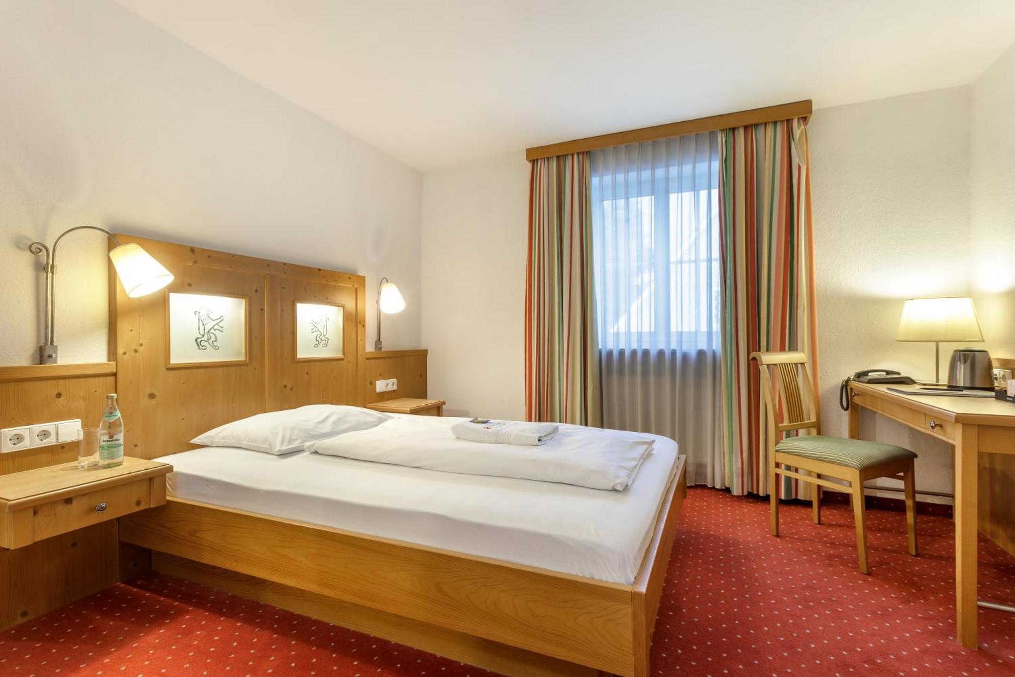 Hotel Zum Loewen Weißenhorn Buitenkant foto