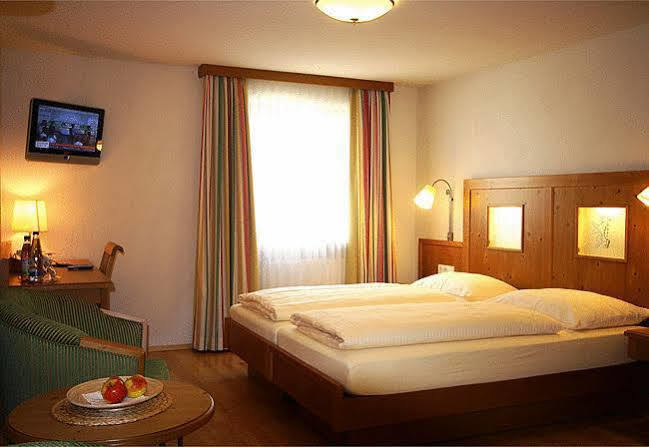 Hotel Zum Loewen Weißenhorn Buitenkant foto