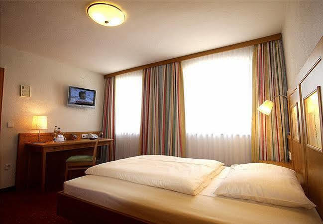 Hotel Zum Loewen Weißenhorn Buitenkant foto